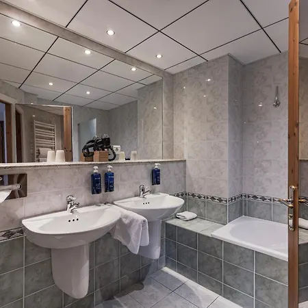 Yona Ex Le Parc Hotel 4*