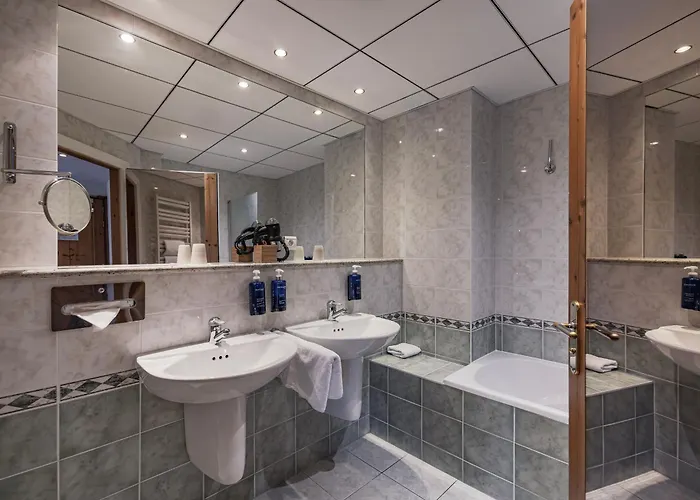 Yona Ex Le Parc Hotel 4*